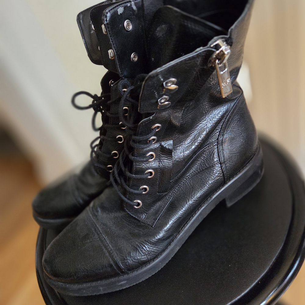 Marc Fisher Black Leather Interior - Picture 3 of 5